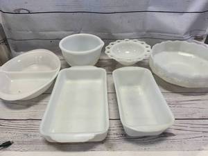 lot 33 image: 6pc Vintage Milk Glass Pieces