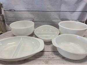 lot 34 image: 5pc Vintage Milk Glass Pieces