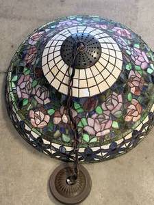 lot 37 image: Tiffany Style 3 Bulb Light 20 12 Diameter