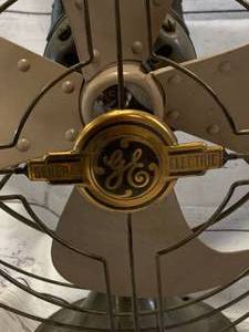 lot 48 image: Antique General Electric 4 Blade Fan (runs and oscillates)