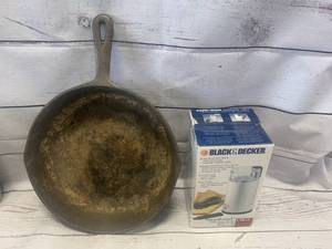 lot 50 image: Black & Decker Coffee Grinder & 8D Cast Iron Pan