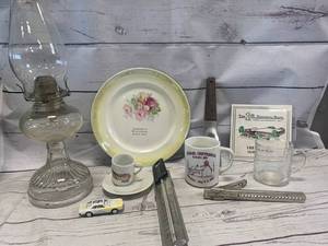 lot 98 image: Oil Lamp, Bergs Ceramics, Vintage Advertising Pieces