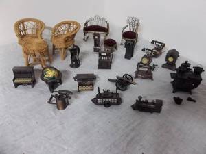 lot 10 image: Doll House Furniture