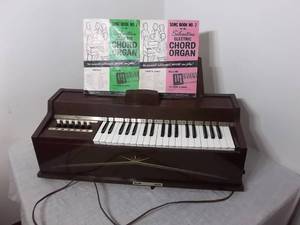 lot 17 image: Table Top Chord Organ