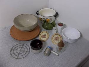 lot 18 image: Kitchen Related Items