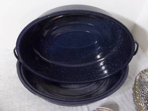 lot 19 image: Large Roaster Pan
