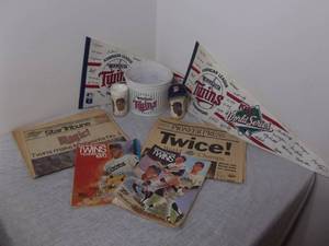 lot 22 image: Minnesota Twins Pendants, Magazines & Newspapers