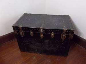 lot 24 image: Steamer Trunk With Key 36x24x21 Deep