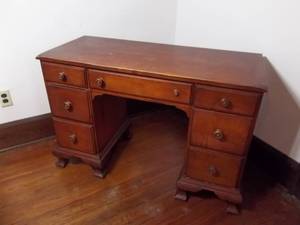 lot 34 image: Desk