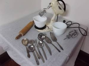 lot 35 image: Hamilton Beach Mixer & Rolling Pin