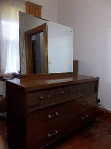 lot 50 image: Bedroom Dresser With Mirror & Chest Of Drawers