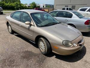 lot 19 image: 1998 Ford Taurus