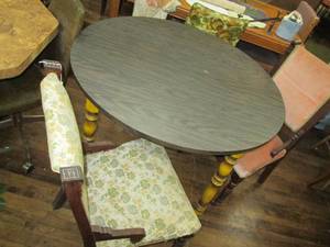 lot 264 image: Vintage Table & (2) Chairs Walkway...