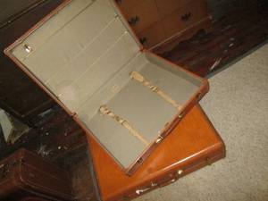 lot 282 image: (2) Vintage Suitcases See Photos ...