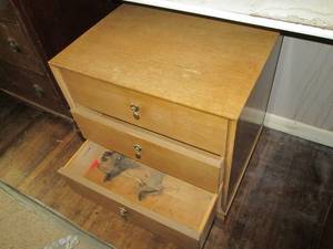 lot 287 image: Vintage Dresser 22 X 17 X  24 ...