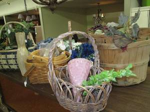 lot 352 image: Large Lot of Home Dcor, Crafting ...