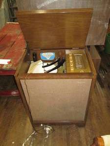 lot 356 image: Magnavox Stereo Turntable in Stand ...