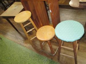 lot 370 image: (3) Stools, Table 31.5 X 22 X 35...