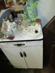 lot 446 image: Vintage Metal Kitchen Cabinet 19.5...