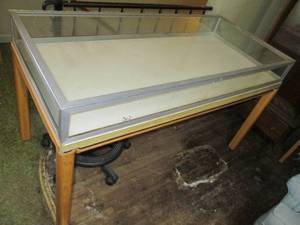 lot 457 image: Display Stand Crack In Glass 60 ...