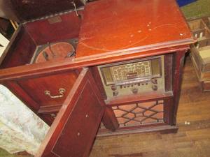 lot 461 image: Phonograph In Wood Stand 36.5 X 1...