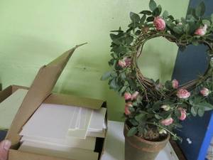 lot 492 image: Contents of Shelf (2) Hat Boxes Em...