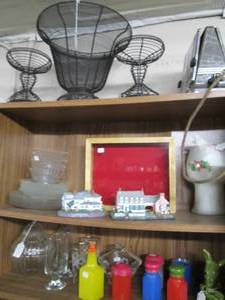 lot 506 image: Contents of (3) Shelves (Vintage Gl...