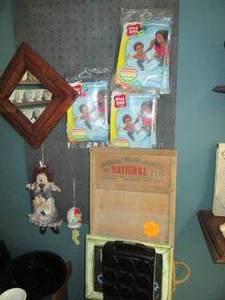 lot 526 image: Lot of Swimming Floaties, Home Dc...