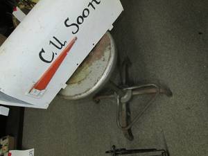 lot 534 image: Vintage Metal Mailbox & Vintage Met...