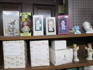 lot 539 image: Collectible Precious Moments Figuri...