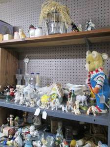 lot 543 image: Huge Lot of Small Figurines, Vintag...