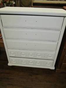 lot 552 image: 40 X 19 X 48 White 4 Drawer Dres...