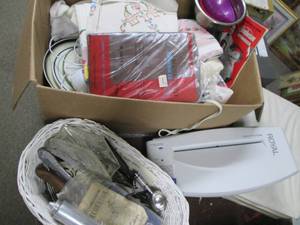 lot 587 image: Vintage Coin Changer, Basket of Sil...