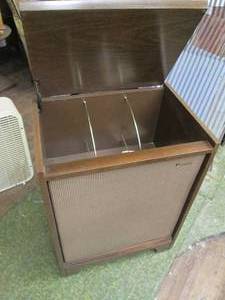 lot 29 image: Magnavox Stereo Cabinet With Speake...