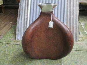 lot 30 image: Kalispell 16 Vase (Retail Value $ ...