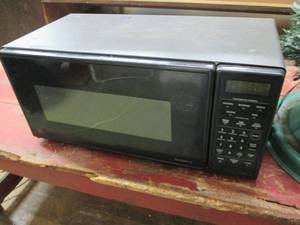 lot 37 image: GE Spacemaker II Microwave Unteste...