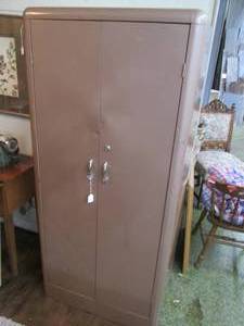 lot 67 image: Metal Cabinet 29.5 X 20 X 65 RM...