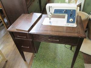 lot 72 image: Singer Touch & Sew Model# 638 In Wo...