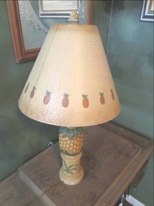 lot 83 image: Pineapple Themed Table Lamp ...