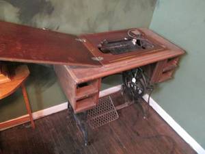 lot 84 image: Vintage Sewing Machine Stand Only W...