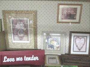 lot 118 image: Large Lot of Wall Hangings See Pho...