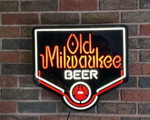 lot 27 image: Vintage Old Milwaukee Lighted Beer Sign