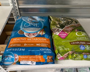 lot 38 image: Purina Cat Food