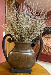lot 5 image: Decorative Vase