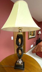 lot 1 image: Decorative Lamp