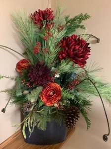 lot 58 image: Beautiful Artificial Floral Arrangement