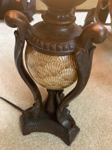 lot 22 image: Beautiful Decorative Lamp
