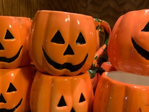 lot 112 image: Ceramic Pumpkin Mugs