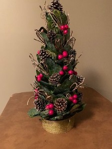 lot 160 image: Christmas Centerpieces