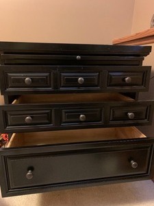 lot 188 image: Decorative Three-Drawer Night Stand